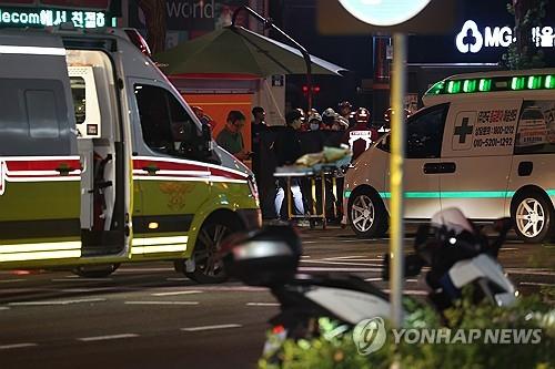 7月1日晚9时27分许，首尔市政府站附近交叉路口发生重大交通事故，已致6人死亡、8人受伤。 韩联社