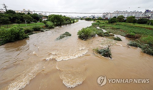 6月30日，在光州市北区的光州川，强降雨引发泥浆水泛滥。 韩联社