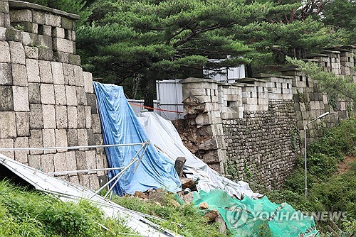 暴雨致古城墙坍塌