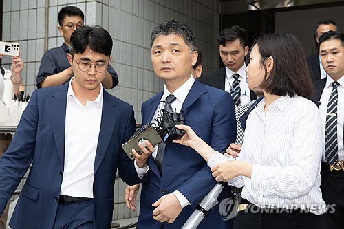 韩IT巨头Kakao创始人被捕后接受检方传讯