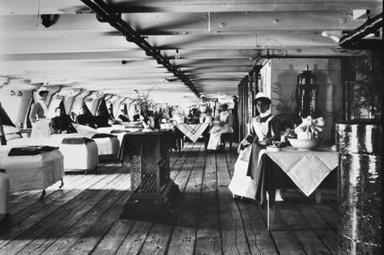 Pandemien: A copy of a photograph of the ward deck of the Atlas Smallpox Hospital Ship, c1890-c1899. Joyce Green Hospital was once the centrepiece of the Metropolitan Asylums Board complex of smallpox and isolation hospitals. The hospital had a railway system, which conveyed patients from ambulance steamers bringing them down river. The pier, the steamers and the horse-drawn trams have now all vanished. In 1903 the Joyce Green Smallpox Hospital opened at Dartford, Kent, replacing the old wooden battleships (Atlas and Endymion) which had been used as smallpox hospitals.