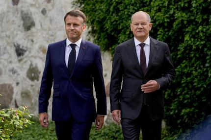 Deutsch-französische Beziehungen: Bundeskanzler Olaf Scholz und Emmanuel Macron im Garten von Schloss Meseberg am 28. Mai