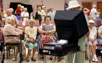 고령 유권자가 만든 '노인을 위한 나라'…연금 등 복지정책 봇물