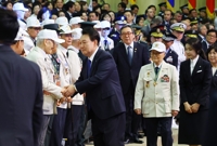 윤석열 대통령, 6·25전쟁 74주년 행사 참석 국가유공자와 인사