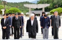 해단 하루 앞둔 5·18 조사위, 국립 민주묘지 참배(종합)