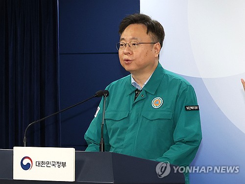 복지장관 "의료계 대안 제시하면 2026년 정원은 원점 검토 가능"