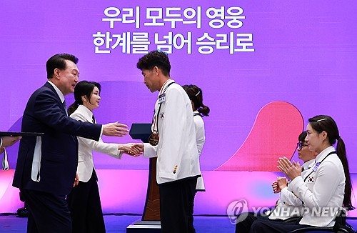 尹, 파리패럴림픽 선수단과 오찬…"선수들 땀방울이 금메달"