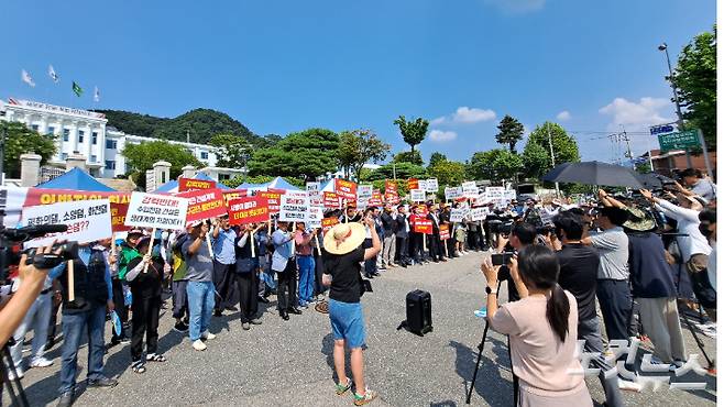 12일 서흥원 강원 양구 군수를 비롯한 양구군 관계자 및 주민들이 강원 춘천시 강원도청 앞에서 수입천댐 건설 반대 궐기대회를 열었다. 진유정 기자