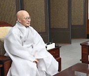 이재명, 조계종 진우스님 예방… “의료대란, ‘윤활유 역할’ 종교계 어른들이 나서달라”