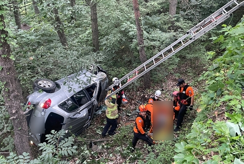 양산서 도로 달리던 SUV, 3ｍ 아래 추락…60대 운전자 중상