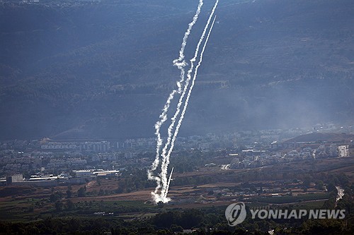 헤즈볼라, 이스라엘에 또 로켓 100발 발사…지휘관 폭사 보복