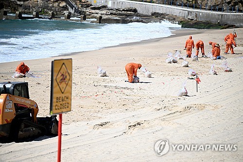 원인불명 기름찌꺼기 계속 유입…시드니 해변 폐쇄 7곳으로 늘어