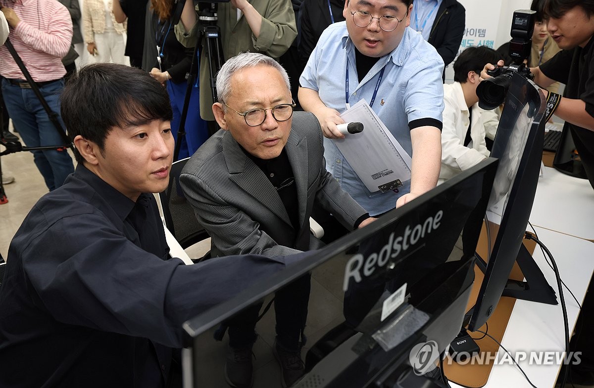 확률형 아이템 정보공개 모니터링 체험하는 유인촌 장관