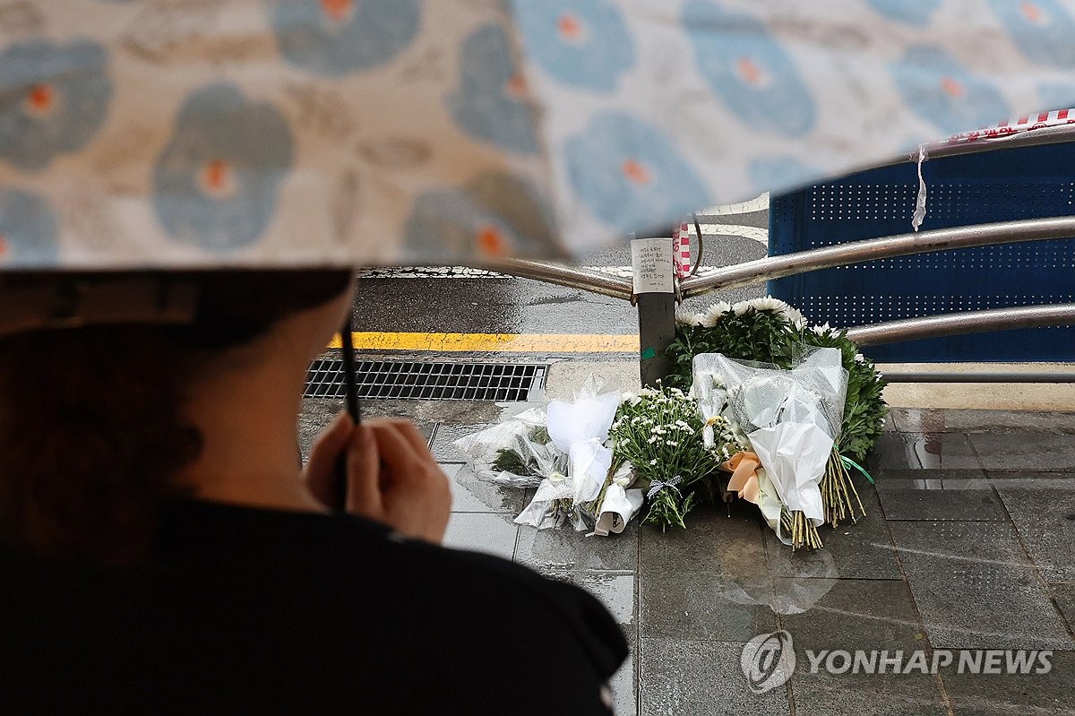 시청역 인근 사고 현장 찾은 시민