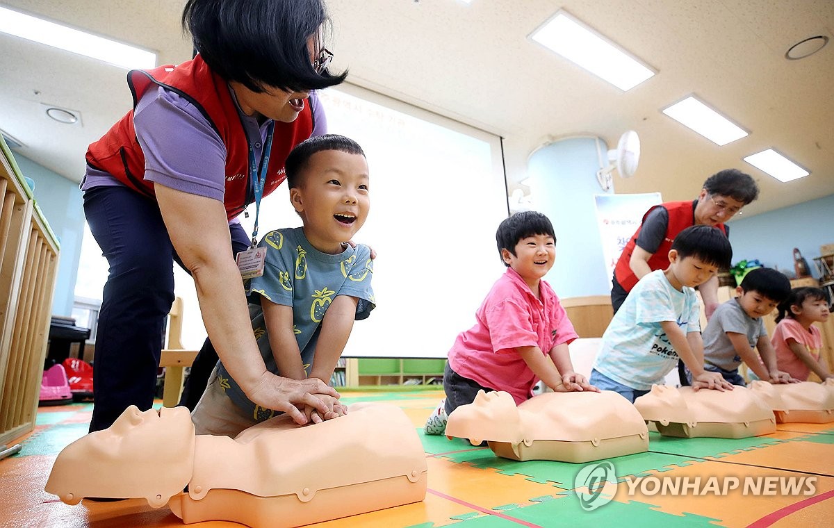 심폐소생술 배우는 어린이들