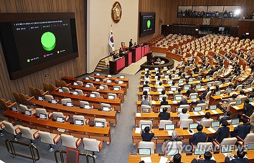 '채상병특검법' 본회의 통과…野 재강행·與 반발에 정국 급랭 