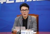 '운동권 아이돌' 김민석-임종석 충돌…86진영 통일논쟁 불붙나