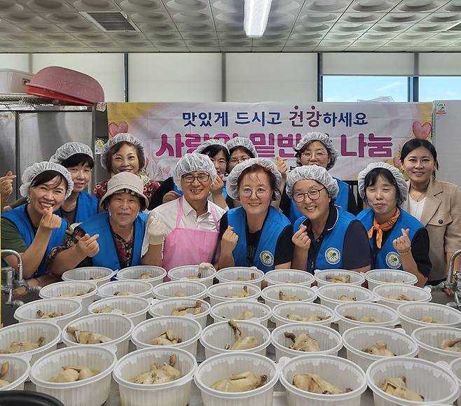 [밀양=뉴시스] 안지율 기자 = 삼문동 자원봉사회가 삼계탕으로 나눔 봉사활동을 하고 있다. (사진=밀양시 제공) 2024.08.13. photo@newsis.com  *재판매 및 DB 금지