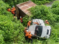 수난사고 훈련 중이던 소방대원, 절벽추락한 경차 운전자 구조