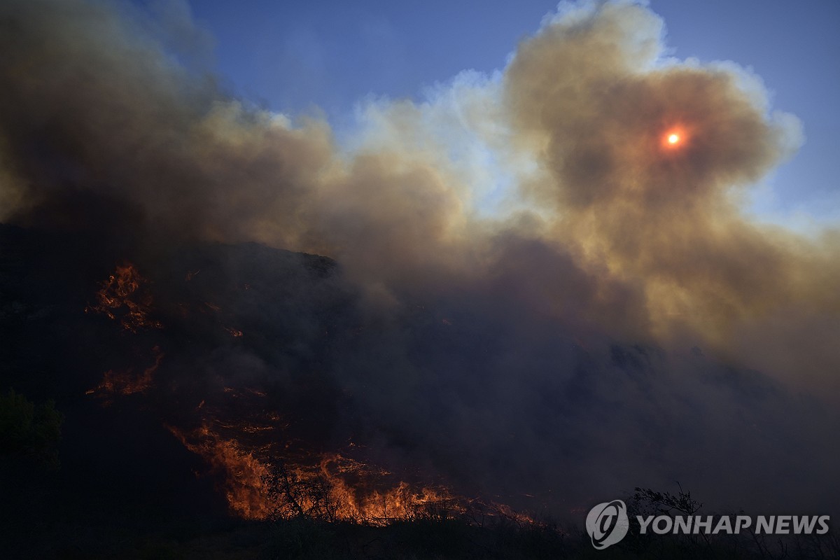 '검은 연기 가득'…그리스 아테네 케라테아 인근 발생한 산불