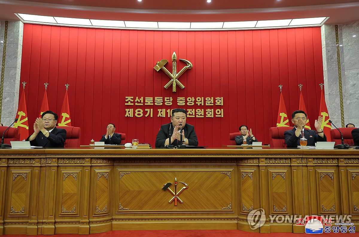 김정은 "경제 확연한 상승세"…전원회의서 대외ㆍ군사언급없이 종료