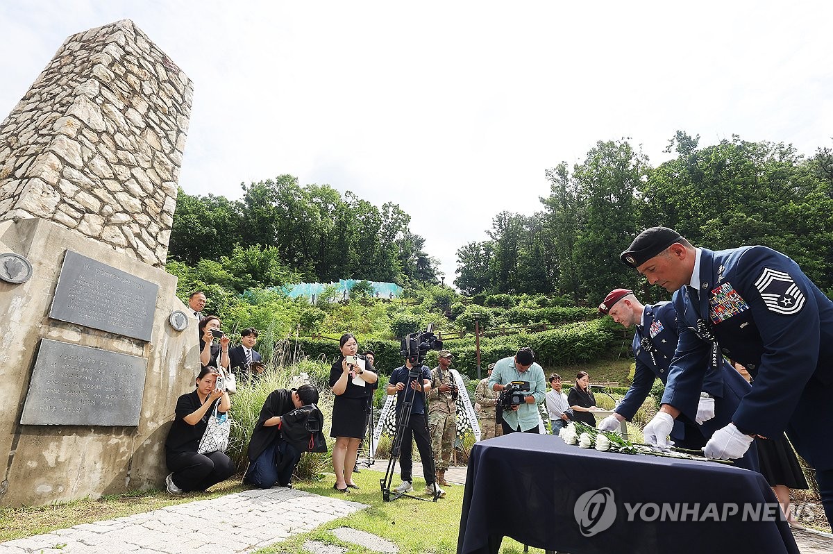 헌화하는 참석자들