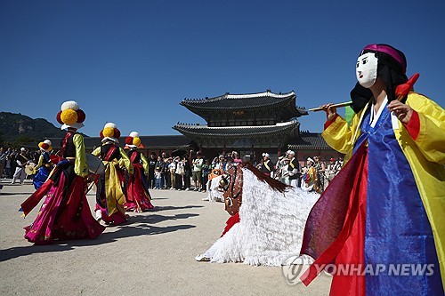 ‘신나구나’…경복궁 가을궁중문화축전 길놀이