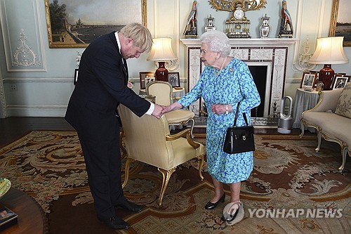 英 존슨 전총리 "여왕 뼈암 앓았다" 주장해 논란