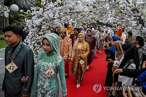 '330쌍의 새로운 시작'…인니 수라바야서 정부 주최 '대규모 결혼식'