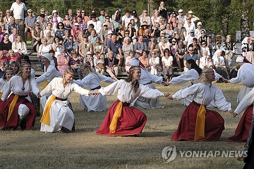 '손에 손잡고'…에스토니아 바르스카 '세토 댄스 페스티벌'