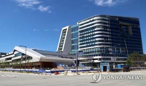 행안부 공무직 정년 만 65세로 연장…3년 육아휴직도