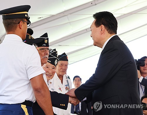 Yoon meets Korean War veterans