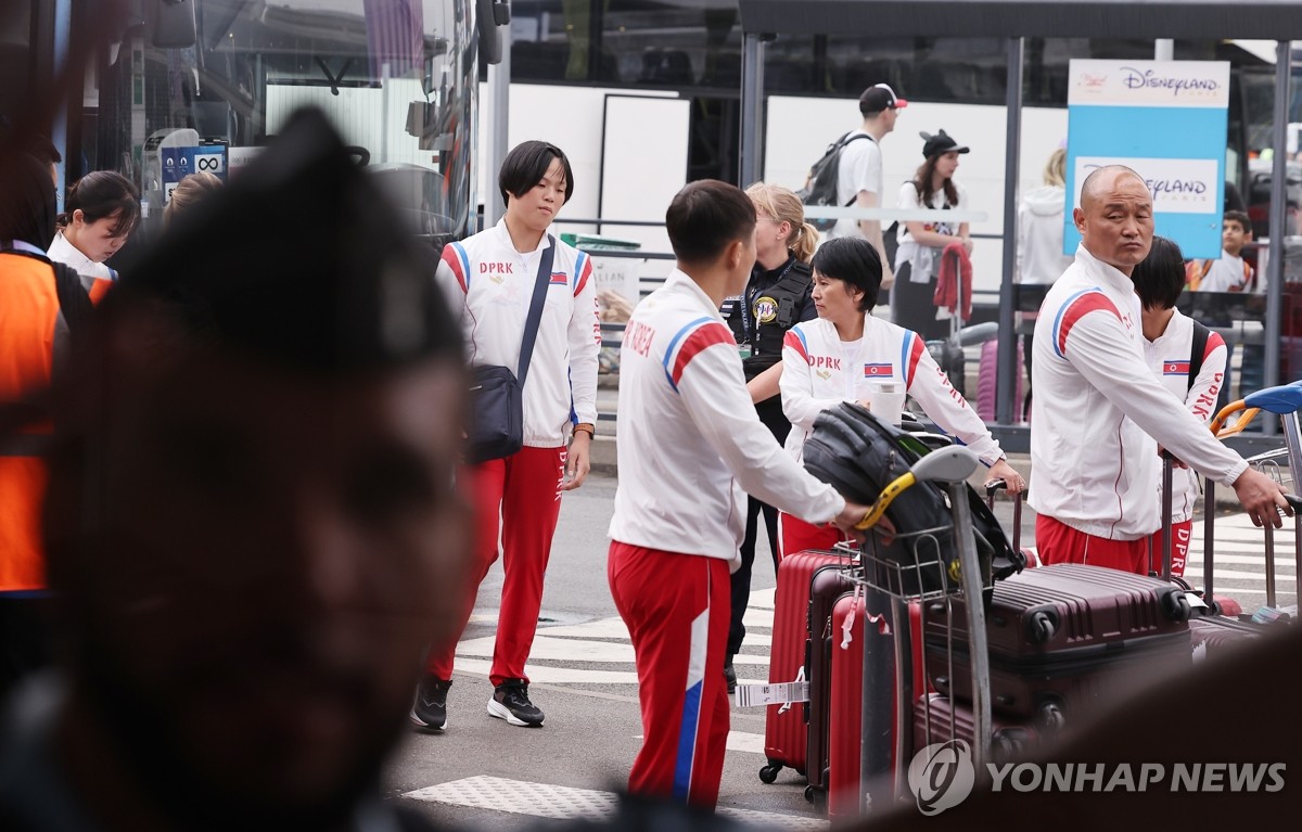 8년만에 올림픽 참가 북한대표팀 파리 도착