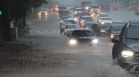 ゲリラ豪雨で道路冠水