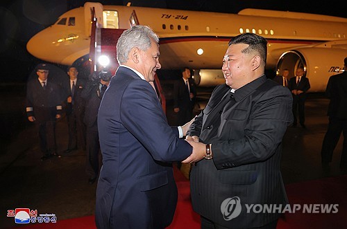 김정은, 방북 쇼이구 만나 "러시아와 협력 더욱 확대"