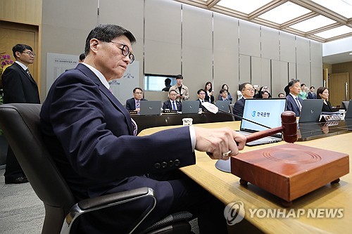 한은 금리 인하 시작됐다…"단기 예금으로 시장 변동성에 대응"