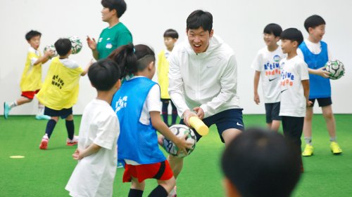 어린이들과 즐거운 시간 보내는 박지성