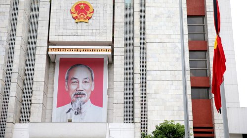 베트남 공산당 서기장 국장 앞두고 내걸린 조기