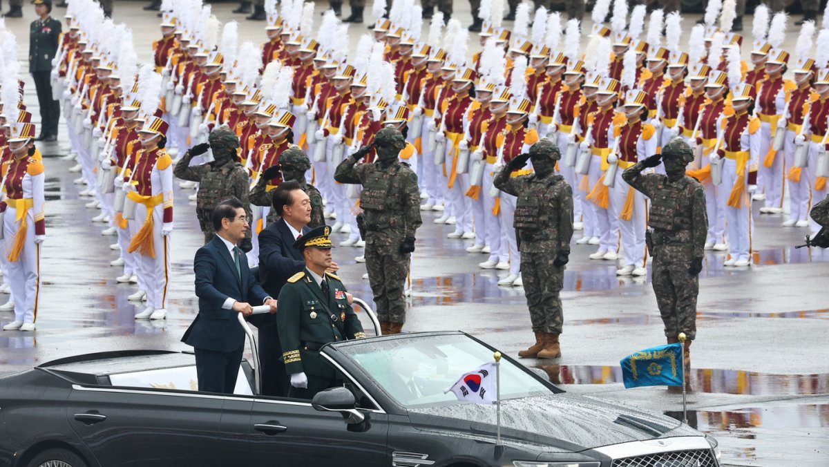 국군의날 기념식서 사열하는 윤석열 대통령