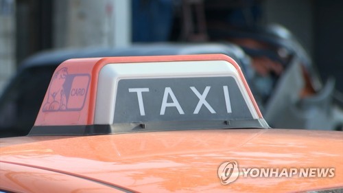 아버지뻘 택시 기사 때리고 운전대까지 뺏은 '진상 승객'