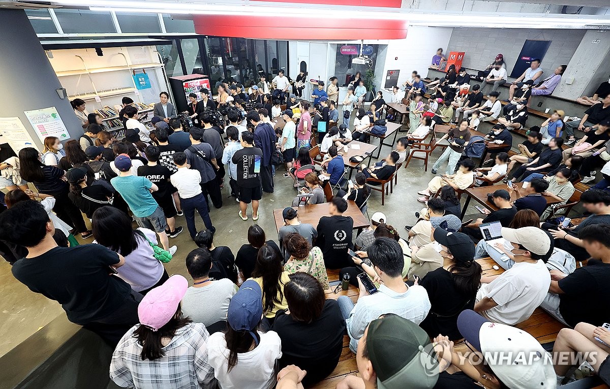 위메프 본사에 밤새 운집한 피해자들 "휴가 일정 어떡하라고…" 