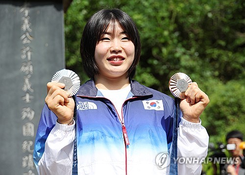 "제일 먼저 오고 싶었어요"…현조부 기적비에 메달 바친 허미미