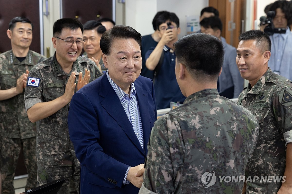 윤석열 대통령, 계룡대 전투통제실 격려