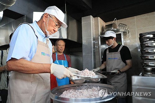 経済団体会長が無料給食所でボランティア