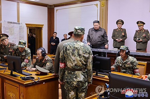 김정은, 북한군 제2군단 지휘부 방문