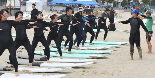 >'서핑 배우는 선생님들'…부산 송정해수욕장