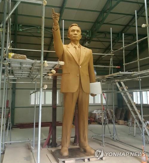 4.2m 크기의 박정희 전 대통령 동상 