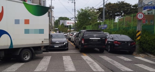 [SNS세상] 불법주차로 3년째 꽉 막힌 도로…당국은 핑계만 대고 '뒷짐'