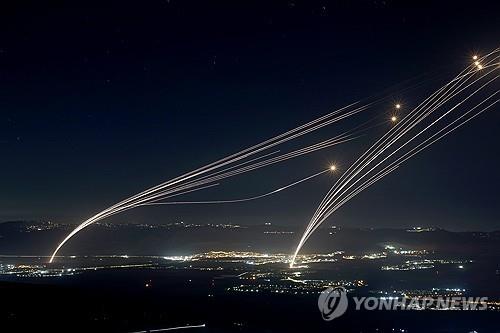 3일(현지시간) 헤즈볼라 로켓을 요격하기 위해 발사된 아이언돔 미사일