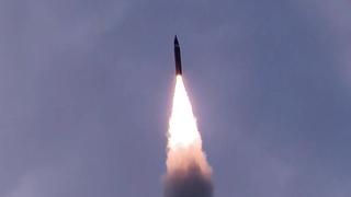 [속보] 북한 "어제 4.5t 초대형탄두 미사일 시험발사"